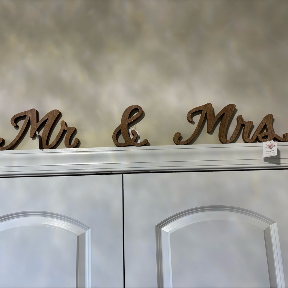Rustic Brown “Mr & Mrs” Table Decor